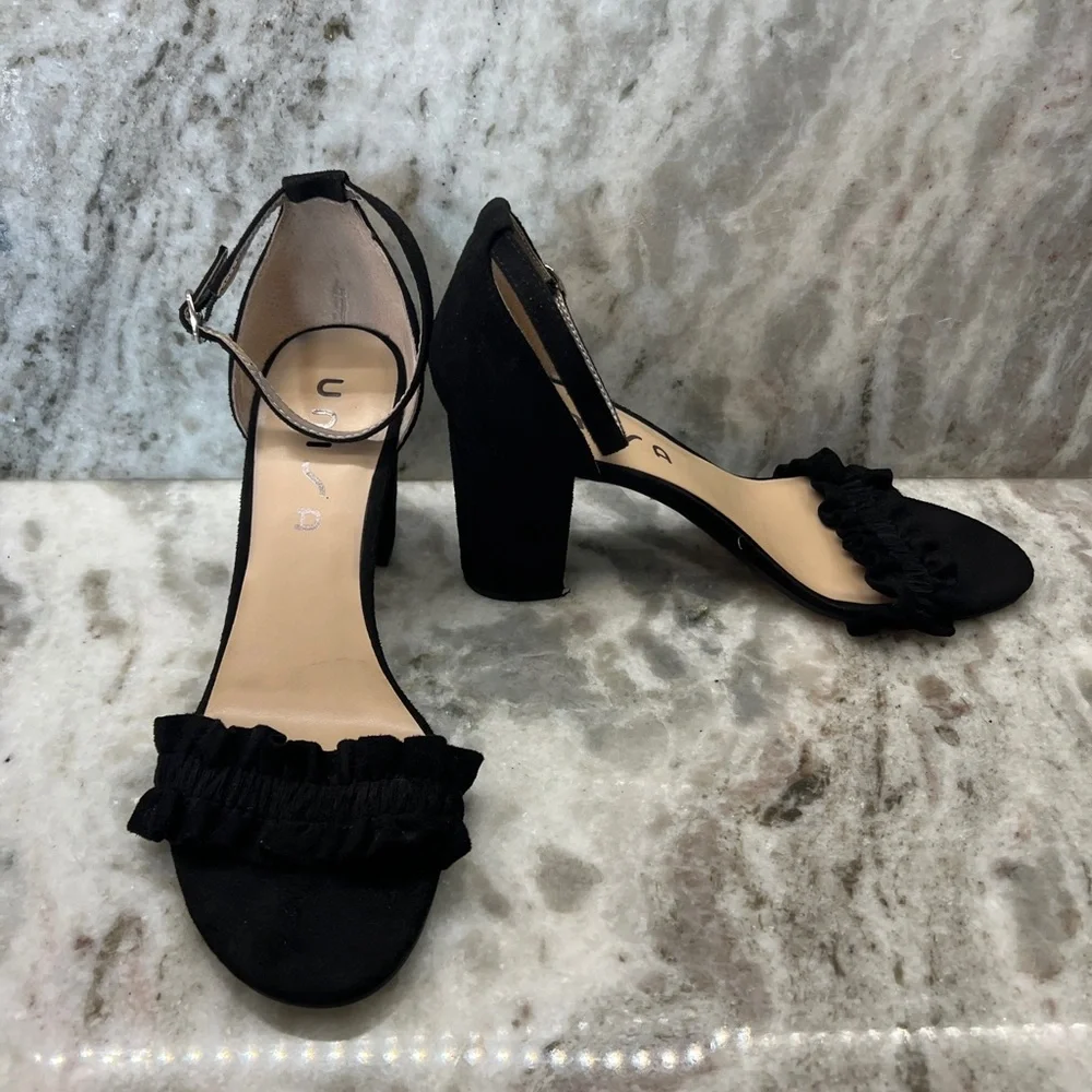 Unisa Undiara Wedding Party Formal Black Ruffle Ankle Strap Block Heels Sz 9